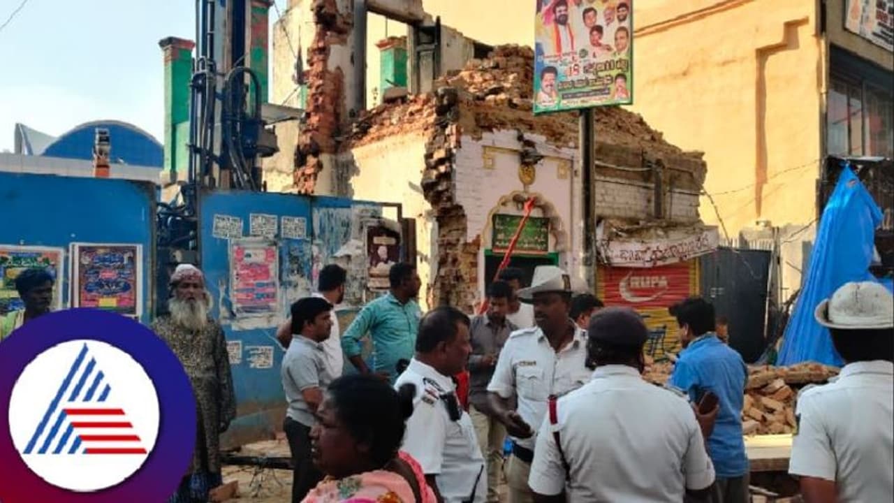 Bengaluru: ಅವೆನ್ಯೂ ರಸ್ತೆಯಲ್ಲಿ ದರ್ಗಾ ಕುಸಿತ; ಓರ್ವ ಸಾವು, ಇಬ್ಬರಿಗೆ ಗಂಭೀರ ಗಾಯ 