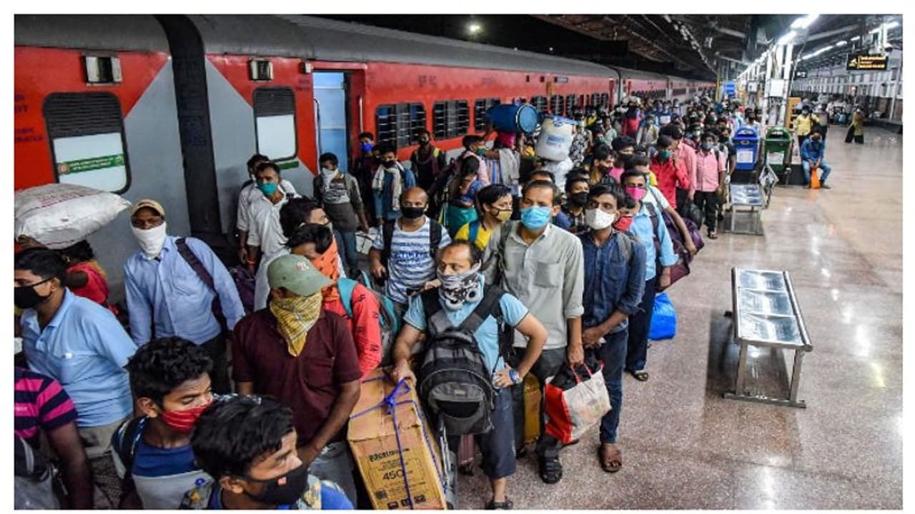 സ്റ്റേഷനില്‍ നിര്‍ത്താതെ രാജ്യറാണി എക്സ്പ്രസ് പോയി, പിന്നീട് റിവേഴ്‌സില്‍ വന്ന് യാത്രക്കാരെ ഇറക്കി