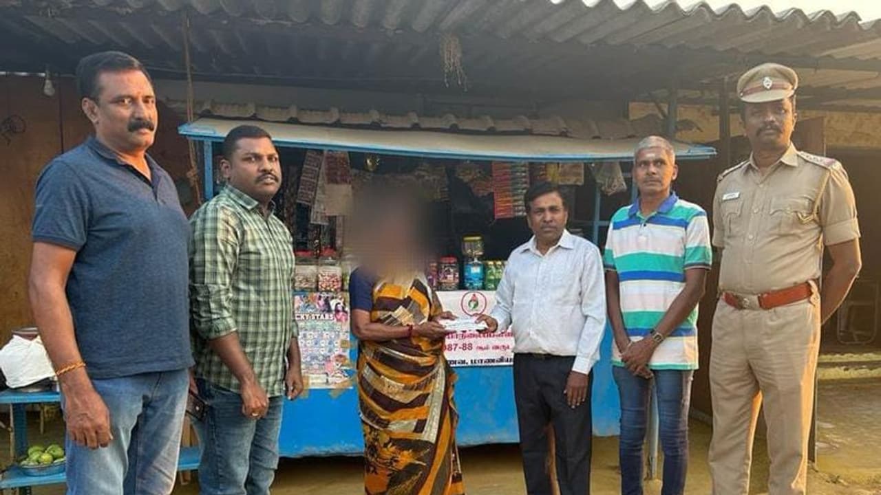 மனம் திருந்திய கஞ்சா குற்றவாளிக்கு மறுவாழ்வு ஏற்படுத்தி கொடுத்த கோவை காவல் துறையினர் மனம் திருந்திய கஞ்சா குற்றவாளிக்கு மறுவாழ்வு ஏற்படுத்தி கொடுத்த கோவை காவல் துறையினர்