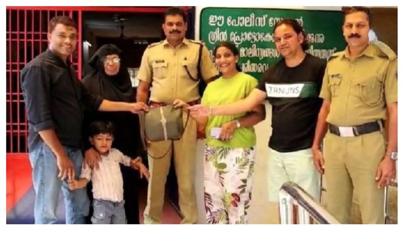 വീണുകിട്ടിയത് 5 ലക്ഷം രൂപയുടെ ആഭരണങ്ങളും 26000 രൂപയും; ബിഹാർ സ്വദേശികൾക്ക് തിരിച്ചേൽപ്പിച്ച് നാസര് വീണുകിട്ടിയത് 5 ലക്ഷം രൂപയുടെ ആഭരണങ്ങളും 26000 രൂപയും; ബിഹാർ സ്വദേശികൾക്ക് തിരിച്ചേൽപ്പിച്ച് നാസര്