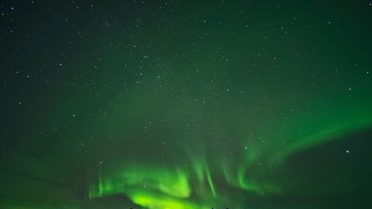 ഇരുവശത്തെ യാത്രക്കാര്‍ക്കും നോര്‍ത്തേണ്‍ ലൈറ്റ് കാണാനായി വിമാനം 360 ഡിഗ്രിയില്‍ പറത്തി പൈലറ്റ്