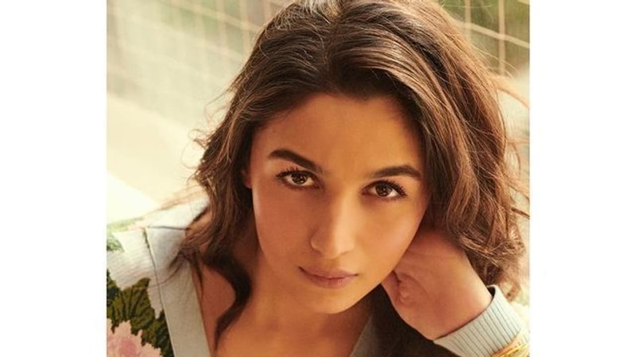 ದೇವರು ನನಗೆ ಒಳ್ಳೆ ಧ್ವನಿ ಕೊಟ್ಟಿದ್ದಾನೆ, ಮಗಳಿಗಾಗಿ ಹಾಡ್ತೀನಿ; ನಟಿ ಅಲಿಯಾ ಭಟ್ ದೇವರು ನನಗೆ ಒಳ್ಳೆ ಧ್ವನಿ ಕೊಟ್ಟಿದ್ದಾನೆ, ಮಗಳಿಗಾಗಿ ಹಾಡ್ತೀನಿ; ನಟಿ ಅಲಿಯಾ ಭಟ್