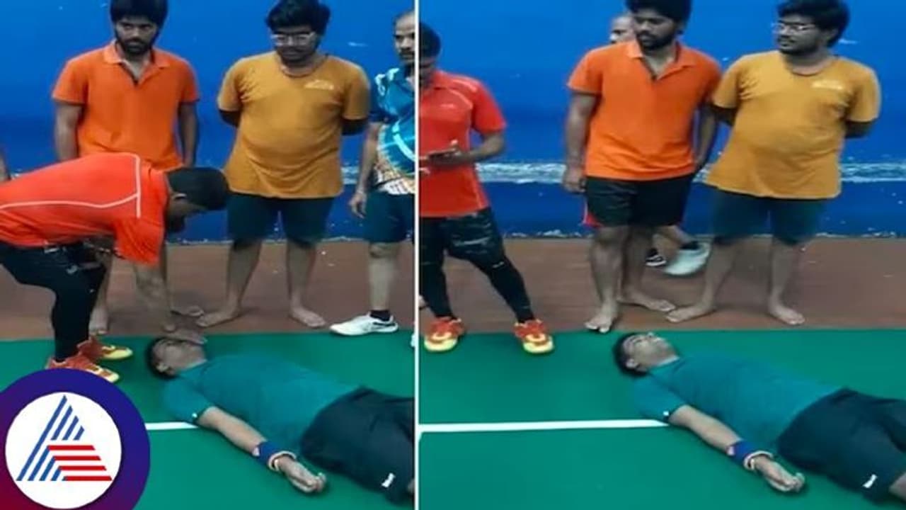 ಬ್ಯಾಡ್ಮಿಂಟನ್ ಆಡುತ್ತಿದ್ದಾಗ ಹಾರ್ಟ್ಅಟ್ಯಾಕ್, ಕುಸಿದುಬಿದ್ದು ಯುವಕ ಸಾವು ಬ್ಯಾಡ್ಮಿಂಟನ್ ಆಡುತ್ತಿದ್ದಾಗ ಹಾರ್ಟ್ಅಟ್ಯಾಕ್, ಕುಸಿದುಬಿದ್ದು ಯುವಕ ಸಾವು