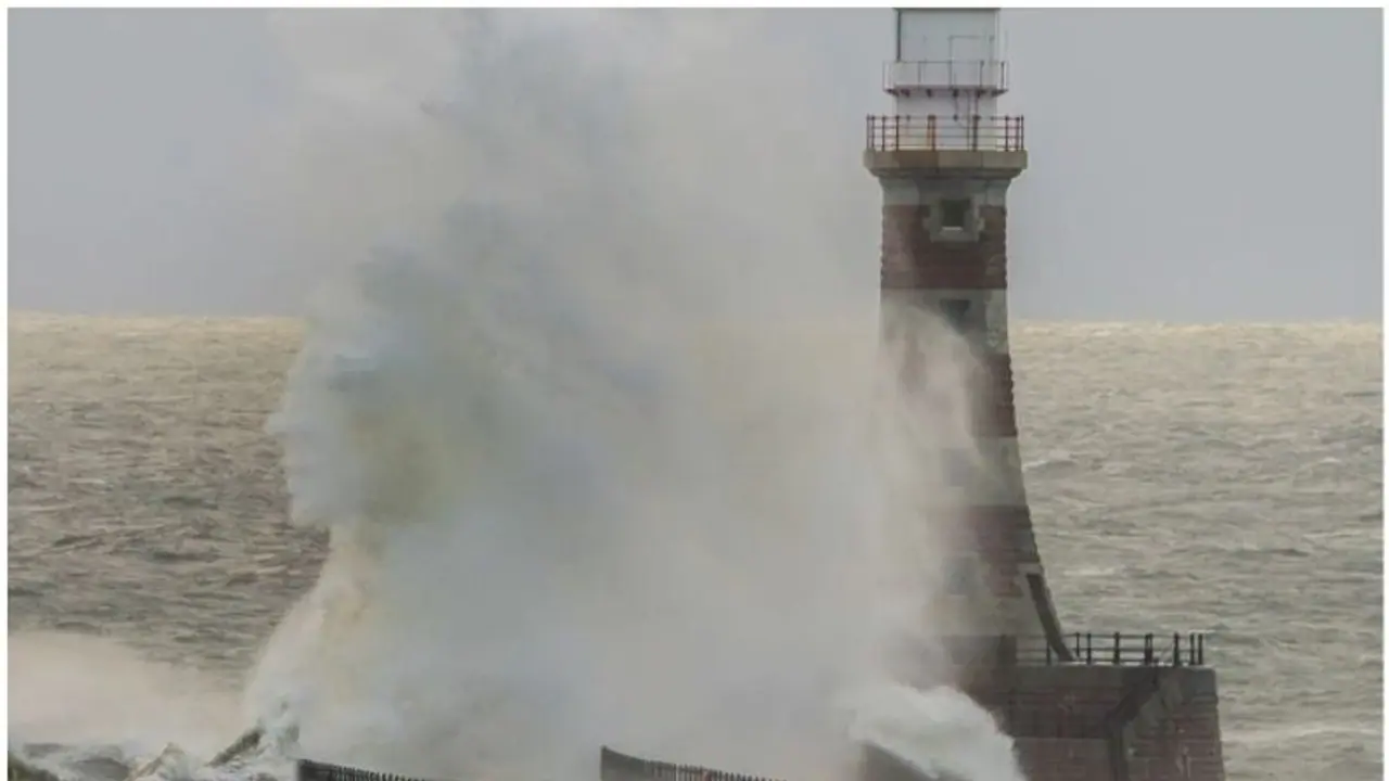 ലൈറ്റ് ഹൌസില്‍ തട്ടിത്തെറിച്ച തിരമാലകളില്‍ മുഖ രൂപം; വൈറലായി ഒരു ചിത്രം