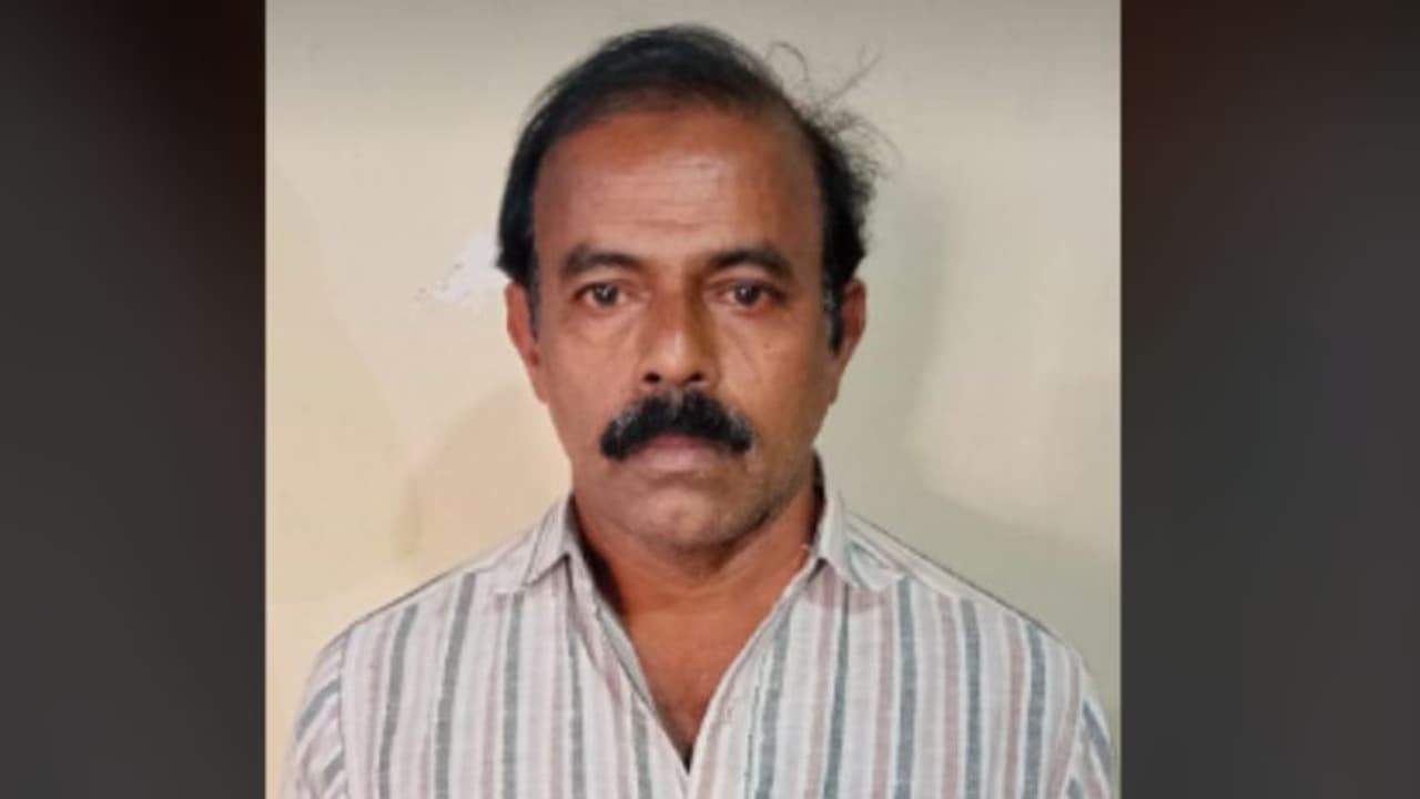 നഗ്നനായി നടന്ന് മോഷണം, ജയിലില് നിന്നിറങ്ങി വീണ്ടും കവര്ച്ച; 'വാട്ടർ മീറ്റർ' കബീര് മലപ്പുറത്ത് പിടിയില് നഗ്നനായി നടന്ന് മോഷണം, ജയിലില് നിന്നിറങ്ങി വീണ്ടും കവര്ച്ച; 'വാട്ടർ മീറ്റർ' കബീര് മലപ്പുറത്ത് പിടിയില്