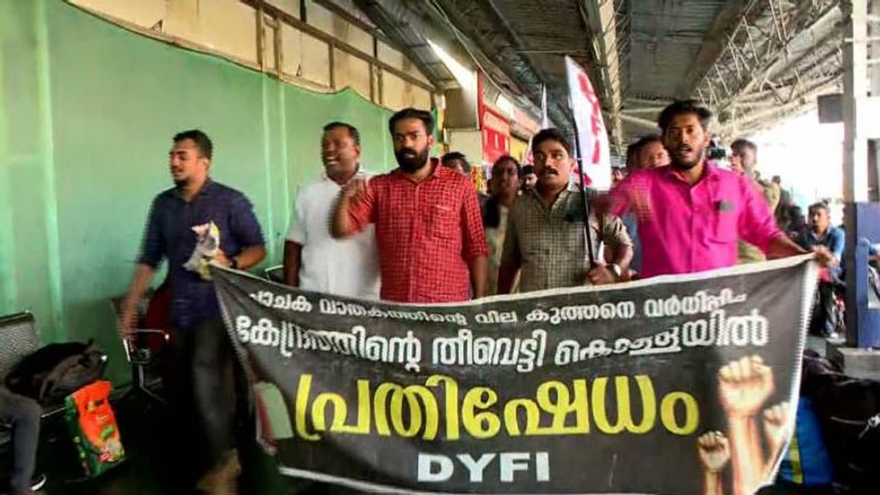 പാചകവാതക വില വർധനയ്ക്കെതിരെ ട്രെയിൻ തടയൽ സമരവുമായി ഡിവൈഎഫ്ഐ പാചകവാതക വില വർധനയ്ക്കെതിരെ ട്രെയിൻ തടയൽ സമരവുമായി ഡിവൈഎഫ്ഐ