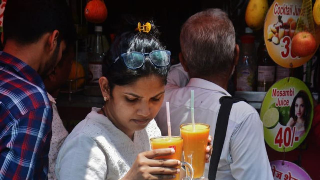 ఎండలు పెరుగుతున్నయ్.. వడదెబ్బకొట్టొదంటే ఇలా చేయండి.. ఎండలు పెరుగుతున్నయ్.. వడదెబ్బకొట్టొదంటే ఇలా చేయండి..