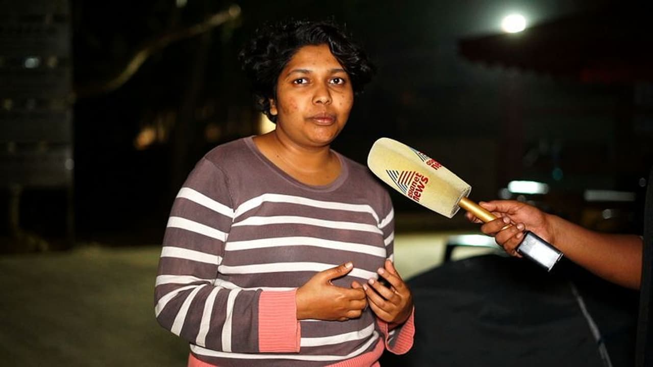 സമരം ചെയ്തതിന് പുറത്താക്കിയ സർവകലാശാലക്കെതിരെ വിദ്യാർത്ഥിനിയുടെ രാപ്പകൽ സമരം