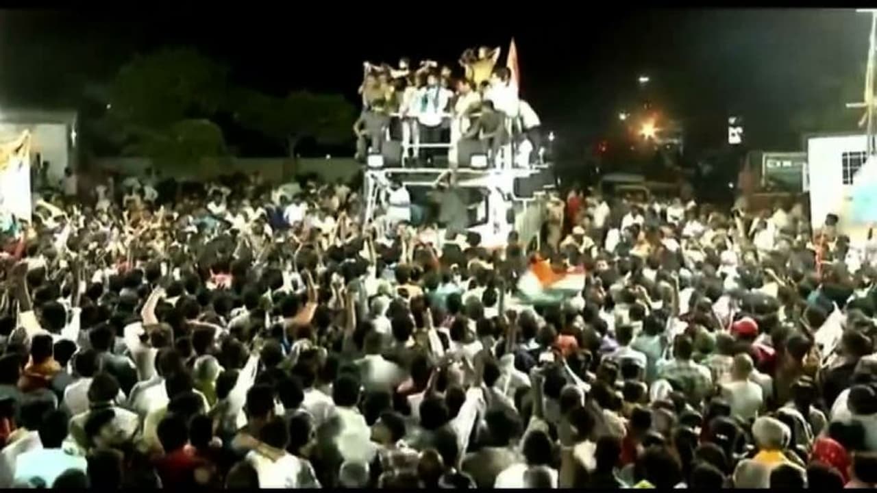 തെലങ്കാനയിൽ കോൺഗ്രസ് അധ്യക്ഷന് നേരെ ചീമുട്ടയും തക്കാളിയും എറിഞ്ഞു; സംഘർഷം തെലങ്കാനയിൽ കോൺഗ്രസ് അധ്യക്ഷന് നേരെ ചീമുട്ടയും തക്കാളിയും എറിഞ്ഞു; സംഘർഷം