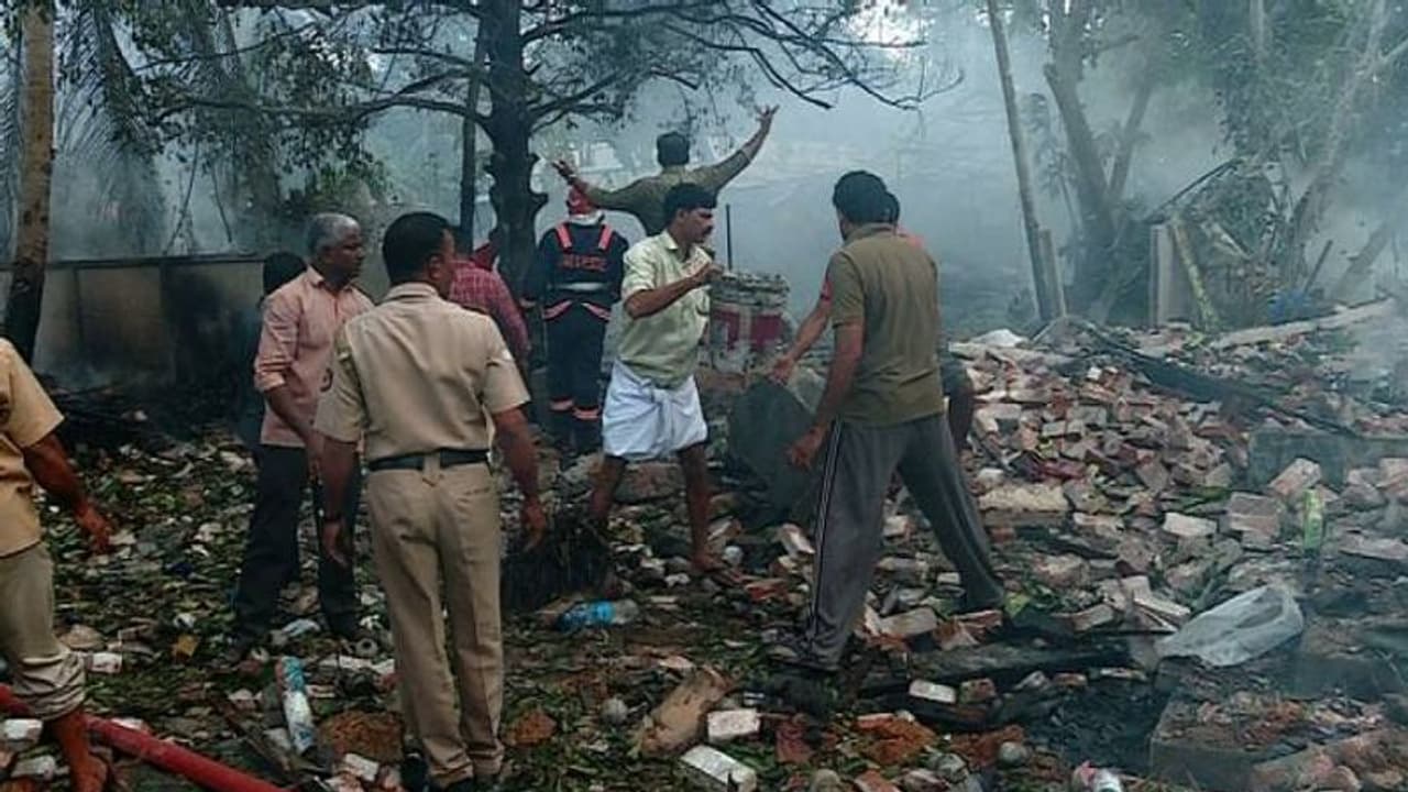 വരാപ്പുഴ സ്ഫോടനക്കേസിൽ കെട്ടിട ഉടമയെയും പ്രതി ചേർത്തു, മത്തായി ഒളിവിൽ വരാപ്പുഴ സ്ഫോടനക്കേസിൽ കെട്ടിട ഉടമയെയും പ്രതി ചേർത്തു, മത്തായി ഒളിവിൽ