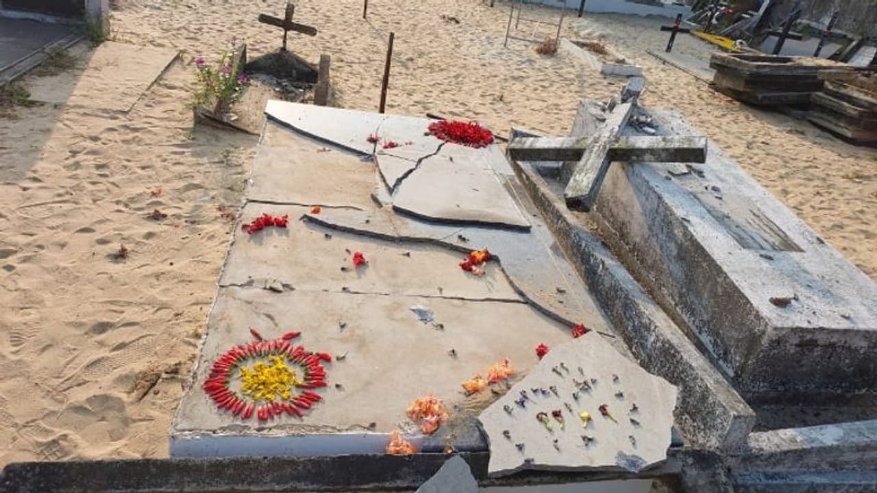 ശവക്കല്ലറകളെയും വെറുതെ വിട്ടില്ല; ചേര്ത്തലയില് സാമൂഹ്യവിരുദ്ധര് നശിപ്പിച്ചത് 11 കല്ലറകള് ശവക്കല്ലറകളെയും വെറുതെ വിട്ടില്ല; ചേര്ത്തലയില് സാമൂഹ്യവിരുദ്ധര് നശിപ്പിച്ചത് 11 കല്ലറകള്