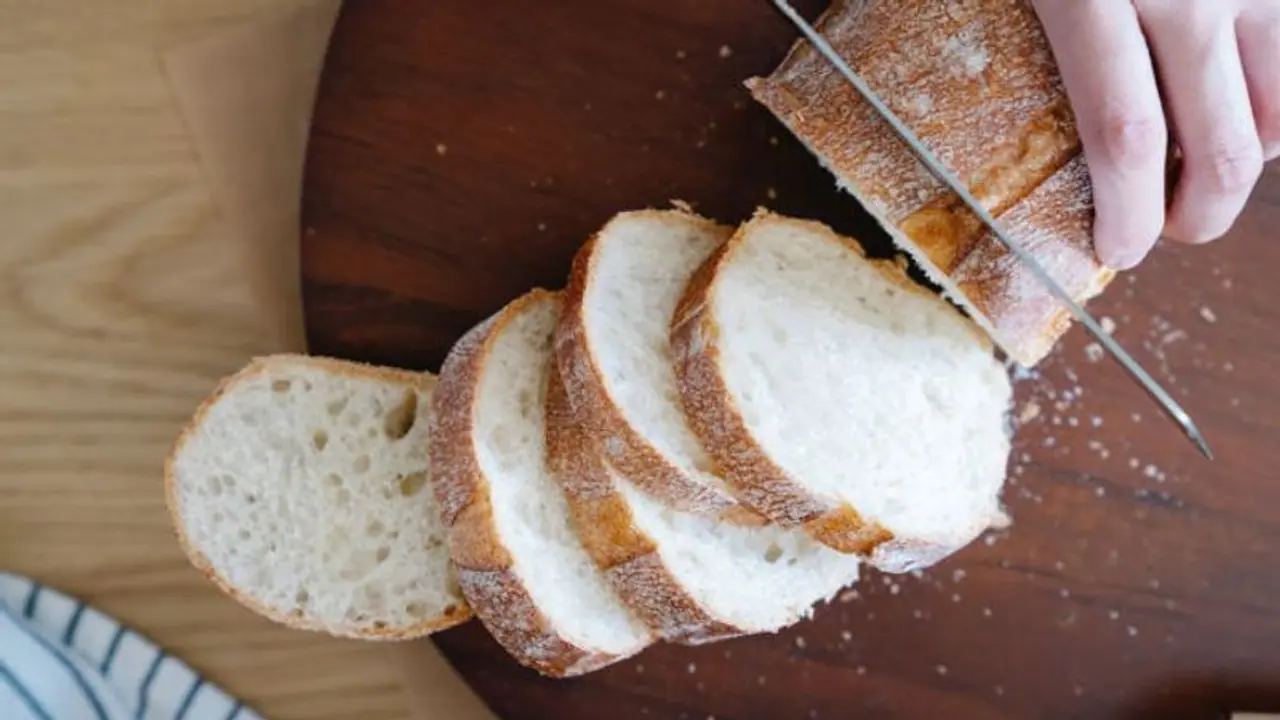 బ్రెడ్ ను ఫ్రిజ్ లో పెడుతున్నారా? అయితే మీరు ఈ విషయాన్ని తెలుసుకోవాల్సిందే..! బ్రెడ్ ను ఫ్రిజ్ లో పెడుతున్నారా? అయితే మీరు ఈ విషయాన్ని తెలుసుకోవాల్సిందే..!