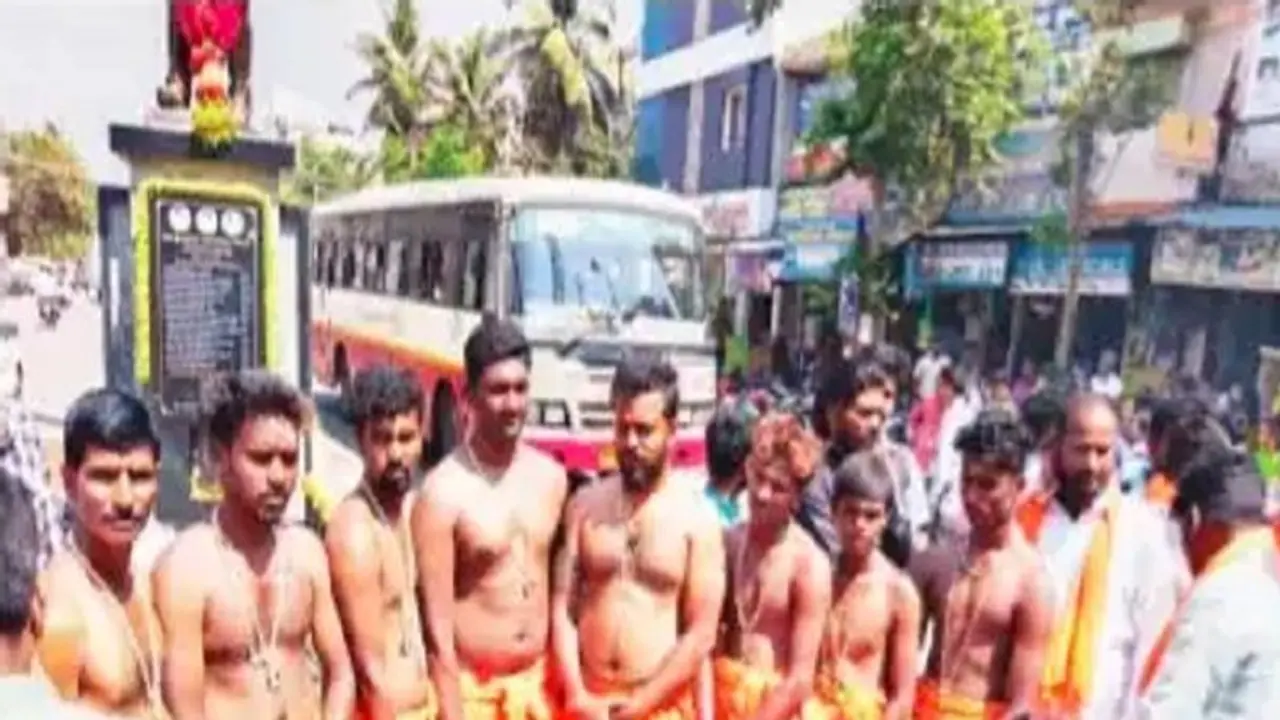 ಹೊಸಪೇಟೆ: ಅಭಿಮಾನಿಗಳಿಂದ ಅಪ್ಪು ದೇವರ ಮಾಲೆಧಾರಣೆ ಹೊಸಪೇಟೆ: ಅಭಿಮಾನಿಗಳಿಂದ ಅಪ್ಪು ದೇವರ ಮಾಲೆಧಾರಣೆ