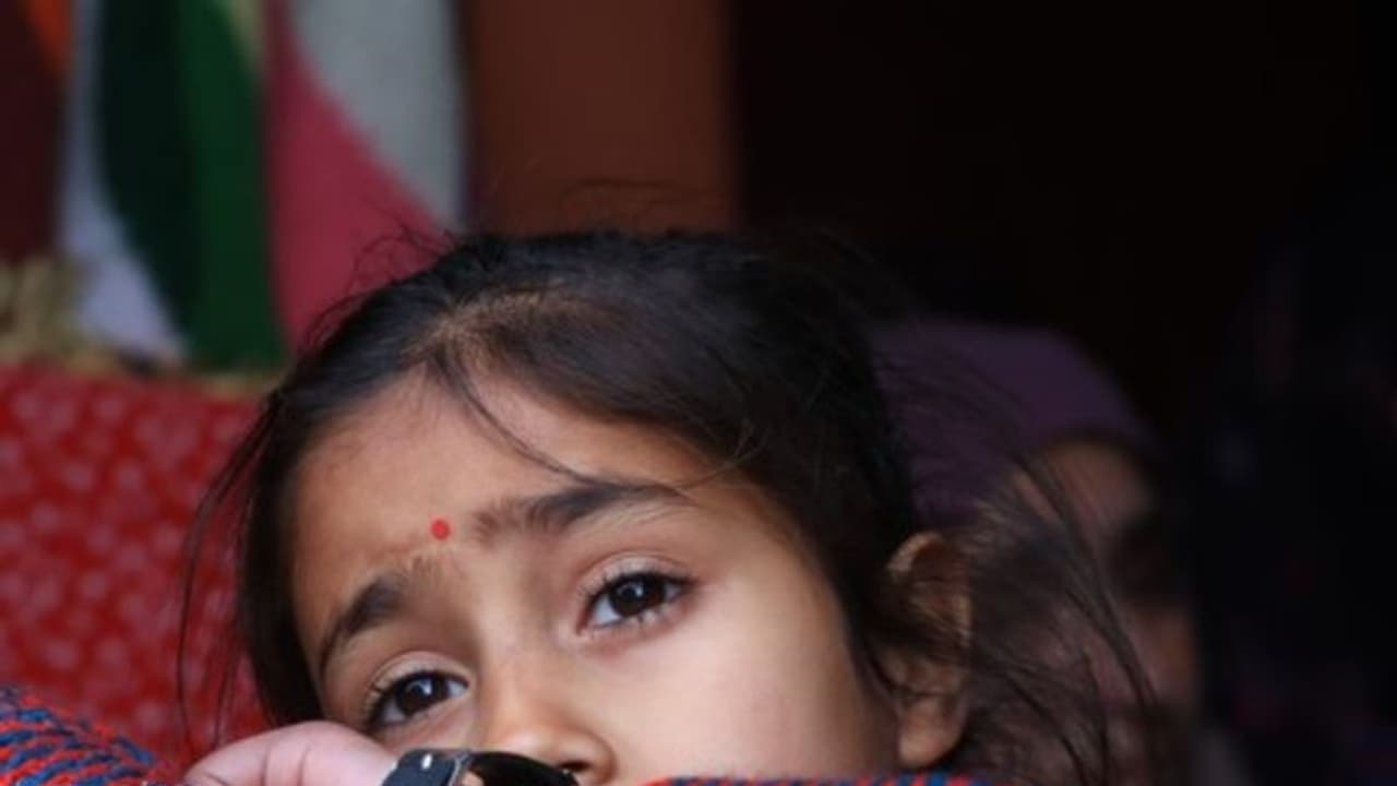 காஷ்மீரைச் சேர்ந்த தீக்ஷாவுக்கு நடிகர் அனுபம் கேர் கல்வி உதவி; ஏன்? எதற்காக? காஷ்மீரைச் சேர்ந்த தீக்ஷாவுக்கு நடிகர் அனுபம் கேர் கல்வி உதவி; ஏன்? எதற்காக?