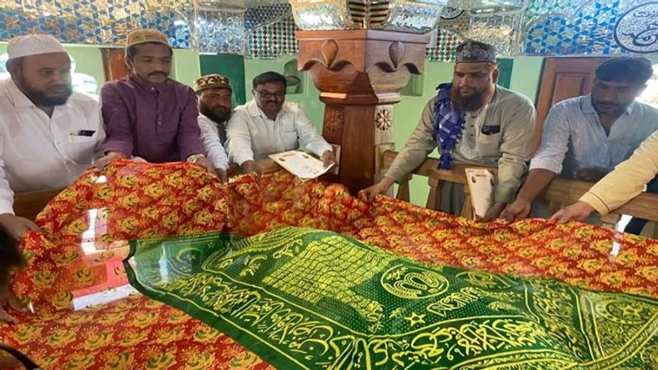 ಚಿತ್ರದುರ್ಗ: ಕಾಂಗ್ರೆಸ್ ಟಿಕೆಟ್ ಆಕಾಂಕ್ಷಿ ರಘು ಆಚಾರ್ ದಂಪತಿಯಿಂದ ಮಂದಿರ, ಮಸೀದಿ ಭೇಟಿ ಚಿತ್ರದುರ್ಗ: ಕಾಂಗ್ರೆಸ್ ಟಿಕೆಟ್ ಆಕಾಂಕ್ಷಿ ರಘು ಆಚಾರ್ ದಂಪತಿಯಿಂದ ಮಂದಿರ, ಮಸೀದಿ ಭೇಟಿ