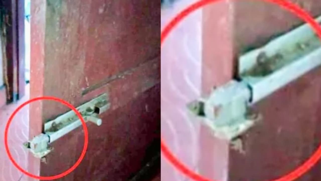 '18 മോതിരങ്ങൾ, വള, വാച്ച്'; ഉറക്കത്തിൽ വീട്ടുകാരറിഞ്ഞില്ല, നേമത്ത് വാതിൽ കുത്തിപ്പൊളിച്ച് വൻ കവർച്ച '18 മോതിരങ്ങൾ, വള, വാച്ച്'; ഉറക്കത്തിൽ വീട്ടുകാരറിഞ്ഞില്ല, നേമത്ത് വാതിൽ കുത്തിപ്പൊളിച്ച് വൻ കവർച്ച