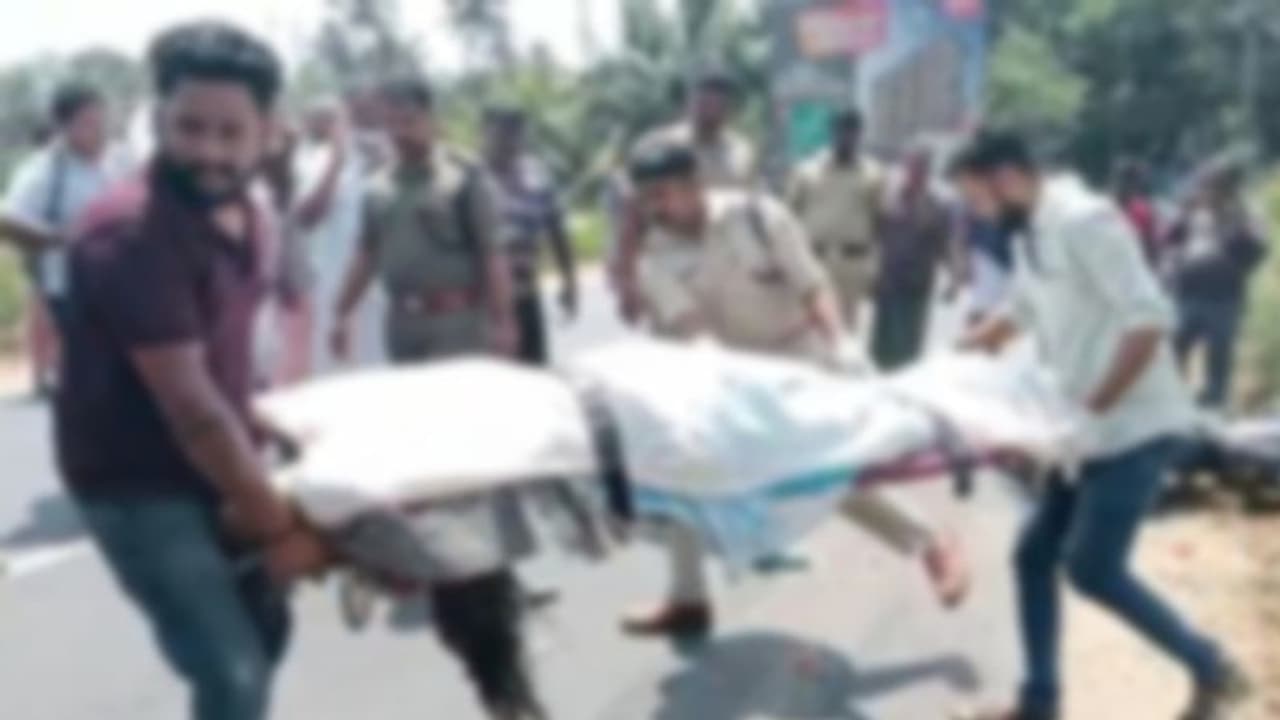 ടോറസ് ലോറി തലയിലൂടെ കയറിയിറങ്ങി; ബൈക്ക് യാത്രികയായ സ്ത്രീക്ക് ദാരുണാന്ത്യം ടോറസ് ലോറി തലയിലൂടെ കയറിയിറങ്ങി; ബൈക്ക് യാത്രികയായ സ്ത്രീക്ക് ദാരുണാന്ത്യം