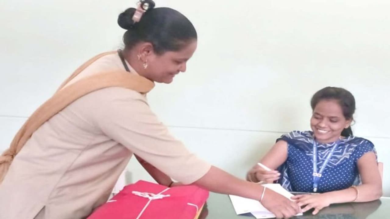 ಸಾಧನೆಗೆ ಯಾವುದೂ ಅಡ್ಡಿಯಲ್ಲ: 3 ಸರ್ಕಾರಿ ನೌಕರಿ ಪಡೆದ ಗುಳೇದಗುಡ್ಡದ ಅಂಧ ಯುವತಿ..! ಸಾಧನೆಗೆ ಯಾವುದೂ ಅಡ್ಡಿಯಲ್ಲ: 3 ಸರ್ಕಾರಿ ನೌಕರಿ ಪಡೆದ ಗುಳೇದಗುಡ್ಡದ ಅಂಧ ಯುವತಿ..!