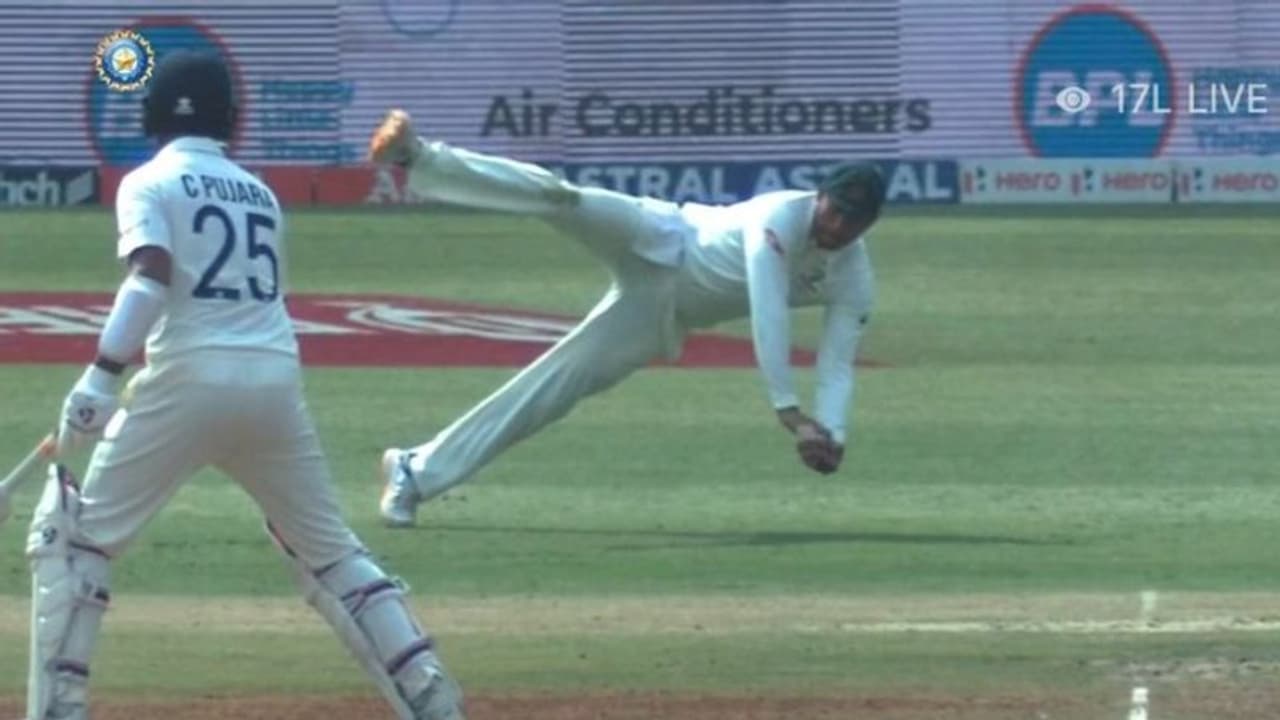 പറക്കുക എന്നൊക്കെ പറഞ്ഞാല് ഇതാണ്; ശ്രേയസിനെ പാറിപ്പിടിച്ച് ഖവാജയുടെ വണ്ടർ വീഡിയോ പറക്കുക എന്നൊക്കെ പറഞ്ഞാല് ഇതാണ്; ശ്രേയസിനെ പാറിപ്പിടിച്ച് ഖവാജയുടെ വണ്ടർ വീഡിയോ