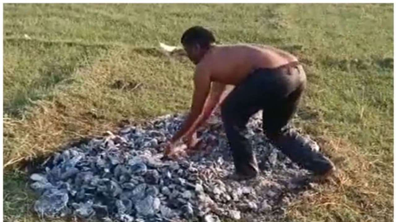 నిప్పులో ఎర్రగా కాల్చిన గడ్డపారను తీయించారు.. సమీప బంధువుతో వివాహేతర సంబంధంపై శీలపరీక్ష.. ములుగులో ఘటన (Video) నిప్పులో ఎర్రగా కాల్చిన గడ్డపారను తీయించారు.. సమీప బంధువుతో వివాహేతర సంబంధంపై శీలపరీక్ష.. ములుగులో ఘటన (Video)