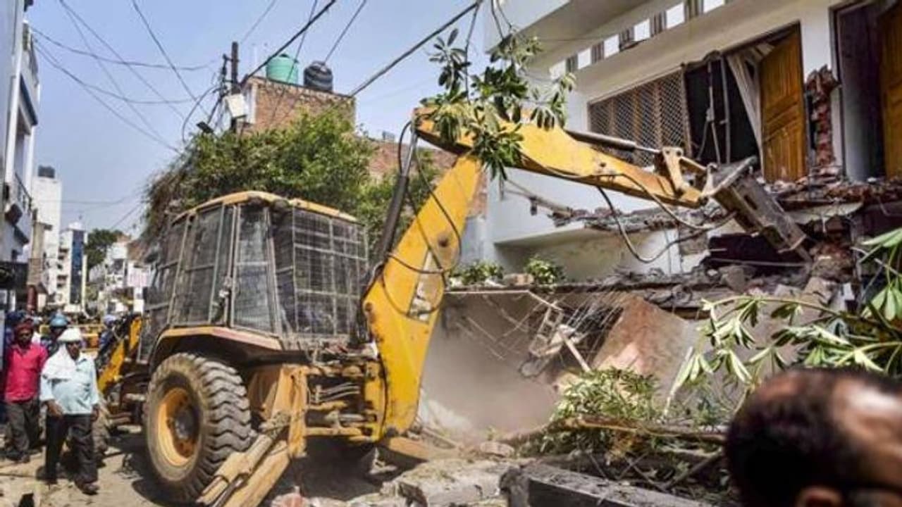 യുപിയിൽ വീണ്ടും ബുൾഡോസർ; ഗുണ്ടാനേതാവിന്റെ കൂട്ടാളിയുടെ വീട് പൊളിച്ചുനീക്കി യുപിയിൽ വീണ്ടും ബുൾഡോസർ; ഗുണ്ടാനേതാവിന്റെ കൂട്ടാളിയുടെ വീട് പൊളിച്ചുനീക്കി