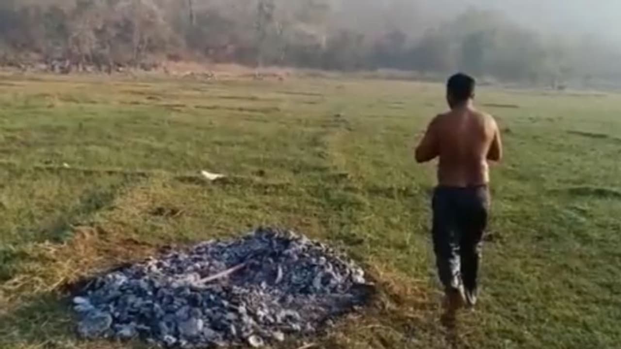 സഹോദരന്‍റെ ഭാര്യയുമായി അവിഹിതമില്ലെന്ന് തെളിയിക്കാൻ യുവാവിന് 'അഗ്നിപരീക്ഷ'!