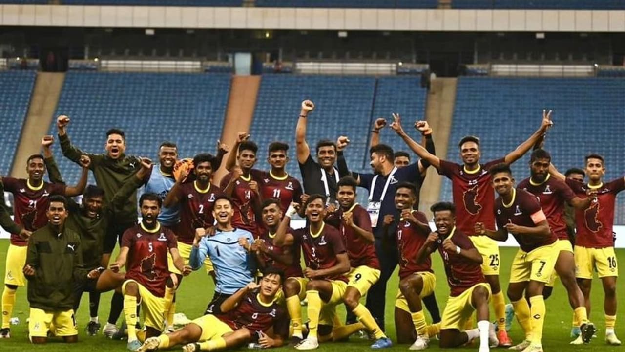 ಇತಿಹಾಸ ನಿರ್ಮಿಸಿದ ಕರ್ನಾಟಕ, ಐದು ದಶಕಗಳ ಬಳಿಕ ಸಂತೋಷ್ ಟ್ರೋಫಿ ಫೈನಲ್ಗೆ ಲಗ್ಗೆ! ಇತಿಹಾಸ ನಿರ್ಮಿಸಿದ ಕರ್ನಾಟಕ, ಐದು ದಶಕಗಳ ಬಳಿಕ ಸಂತೋಷ್ ಟ್ರೋಫಿ ಫೈನಲ್ಗೆ ಲಗ್ಗೆ!