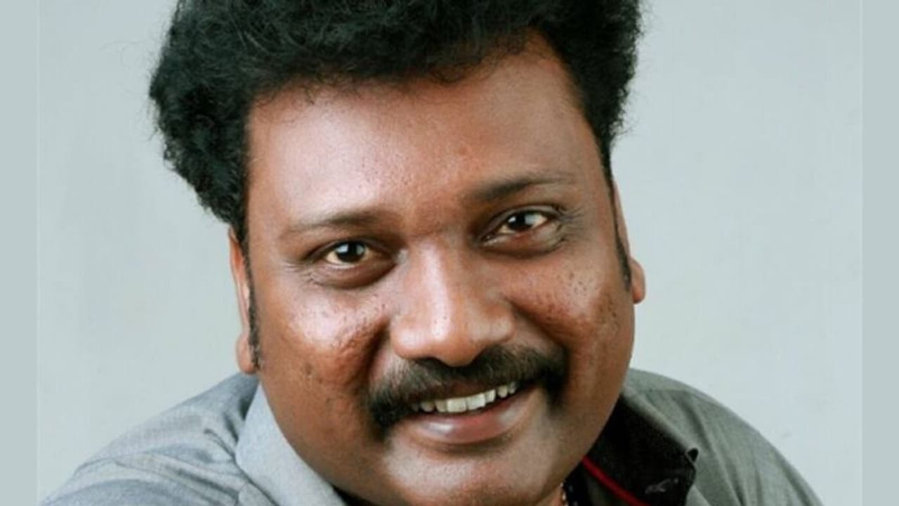 തിരിച്ചുവന്നല്ലെ പറ്റൂ, കുട്ടികള് ഇല്ലെ; ഭാര്യയുടെ മരണത്തിന് ശേഷം ആദ്യമായി ഉല്ലാസ് പന്തളം പറയുന്നത് തിരിച്ചുവന്നല്ലെ പറ്റൂ, കുട്ടികള് ഇല്ലെ; ഭാര്യയുടെ മരണത്തിന് ശേഷം ആദ്യമായി ഉല്ലാസ് പന്തളം പറയുന്നത്