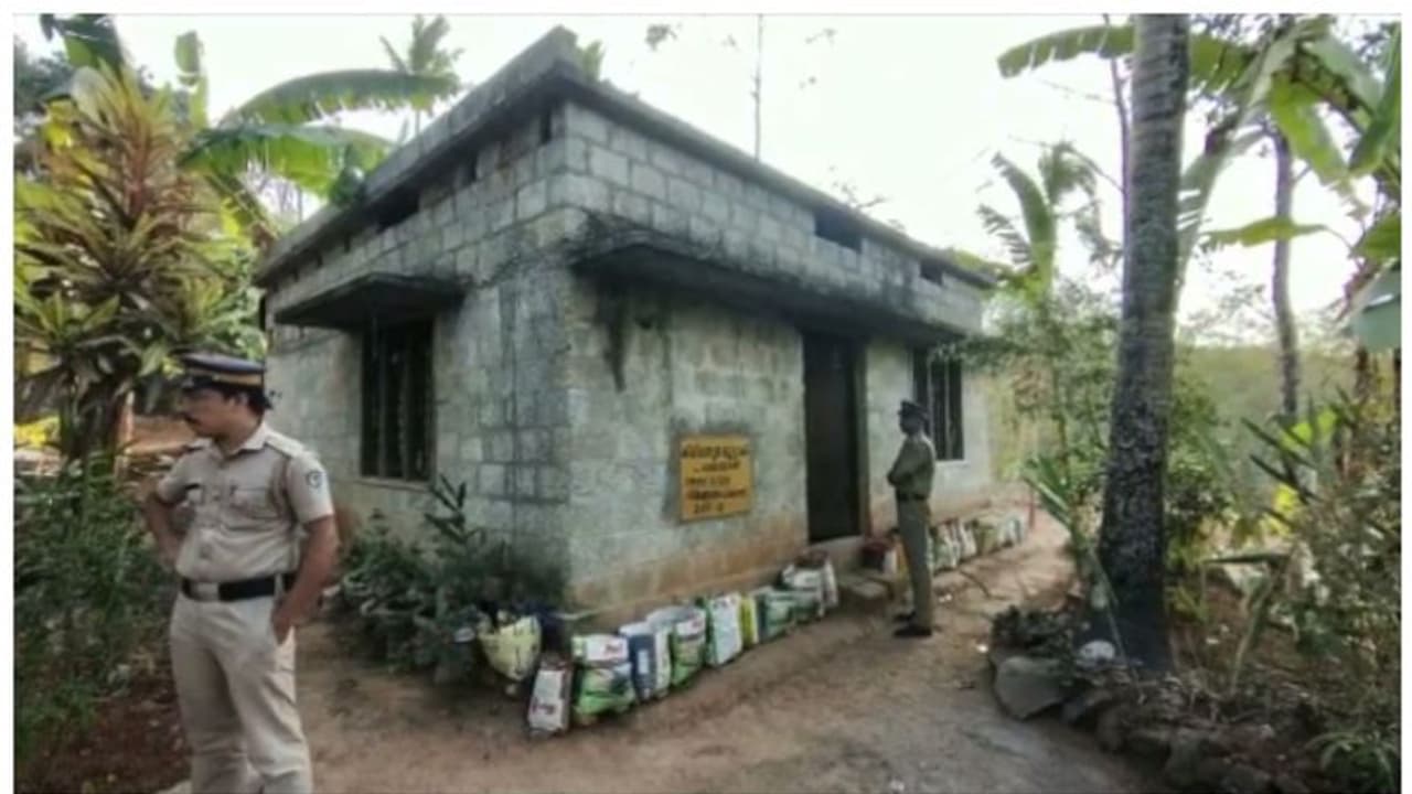 അച്ഛനെ കഴുത്തിൽ തോർത്ത് മുറുക്കി കൊലപ്പെടുത്തി മകൻ; അയൽവാസികളോട് വിളിച്ചറിയിച്ച ശേഷം ഒളിവിൽ പോയി അച്ഛനെ കഴുത്തിൽ തോർത്ത് മുറുക്കി കൊലപ്പെടുത്തി മകൻ; അയൽവാസികളോട് വിളിച്ചറിയിച്ച ശേഷം ഒളിവിൽ പോയി