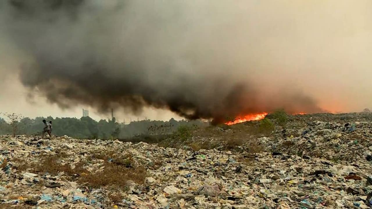 കൊച്ചിയിൽ ആശ്വാസം, നഗര മേഖലകളിൽ വിഷപ്പുക ഒഴിഞ്ഞു; ബ്രഹ്മപുരത്തെ തീ അണയ്ക്കാൻ ശ്രമം തുടരുന്നു കൊച്ചിയിൽ ആശ്വാസം, നഗര മേഖലകളിൽ വിഷപ്പുക ഒഴിഞ്ഞു; ബ്രഹ്മപുരത്തെ തീ അണയ്ക്കാൻ ശ്രമം തുടരുന്നു