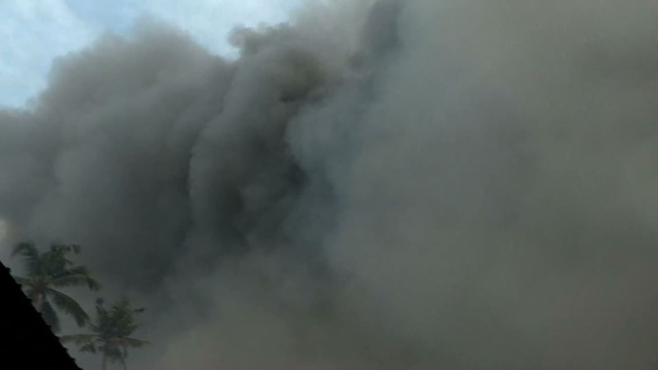 ബ്രഹ്മപുരം തീപിടിത്തം: കൊച്ചി നഗരത്തിൽ കനത്ത പുക, തീയണക്കാൻ ശ്രമം തുടരുന്നു