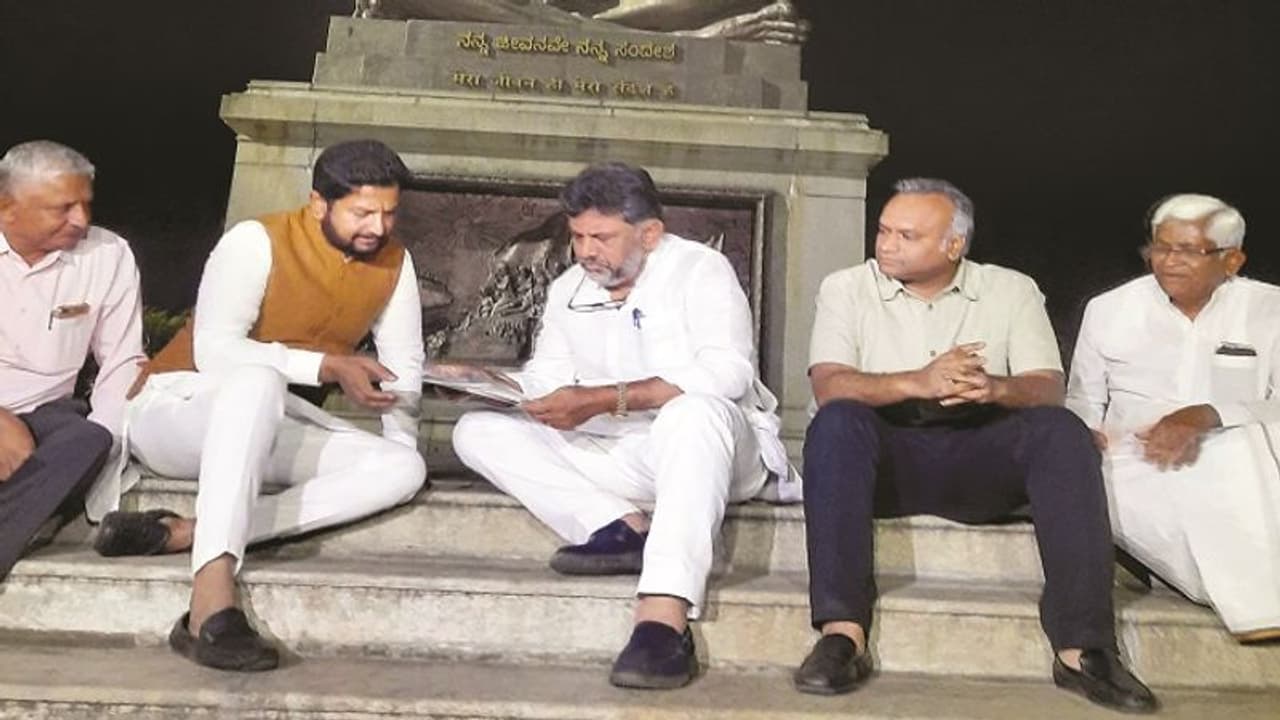 ವಿಧಾನಸೌಧದಲ್ಲಿ ಶಾಸಕ ಶರತ್ ಅಹೋರಾತ್ರಿ ಧರಣಿ: ಡಿಕೆಶಿ, ಪ್ರಿಯಾಂಕ್ ಖರ್ಗೆ ಬೆಂಬಲ ವಿಧಾನಸೌಧದಲ್ಲಿ ಶಾಸಕ ಶರತ್ ಅಹೋರಾತ್ರಿ ಧರಣಿ: ಡಿಕೆಶಿ, ಪ್ರಿಯಾಂಕ್ ಖರ್ಗೆ ಬೆಂಬಲ