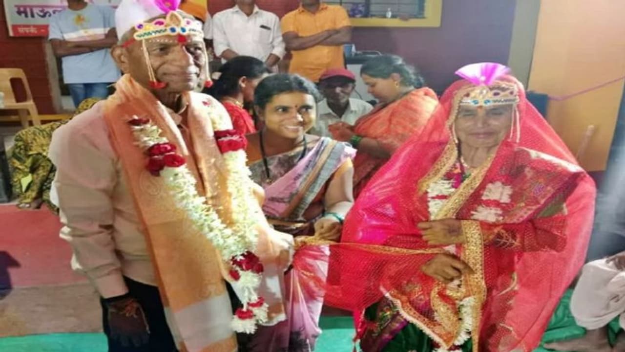 பாட்டிக்கு புரோபோஸ் செய்த தாத்தா; 8 நாளுக்கு பிறகு பாட்டி ஓகே சொன்னதால் திருமணத்தில் முடிந்த காதல்!