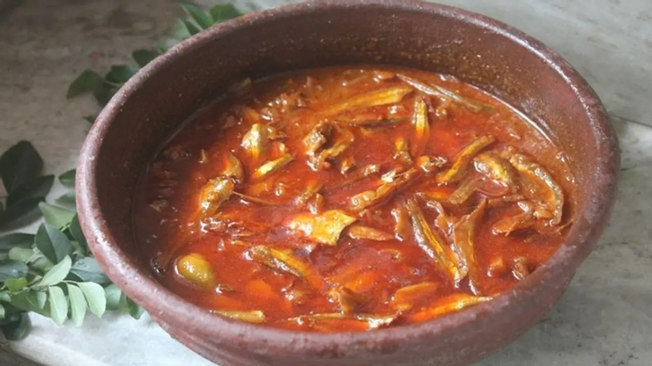 தெருவே மணக்கும் கிராமத்து ஸ்டைலில் கருவாட்டு குழம்பு.. ரெசிபி இதோ!