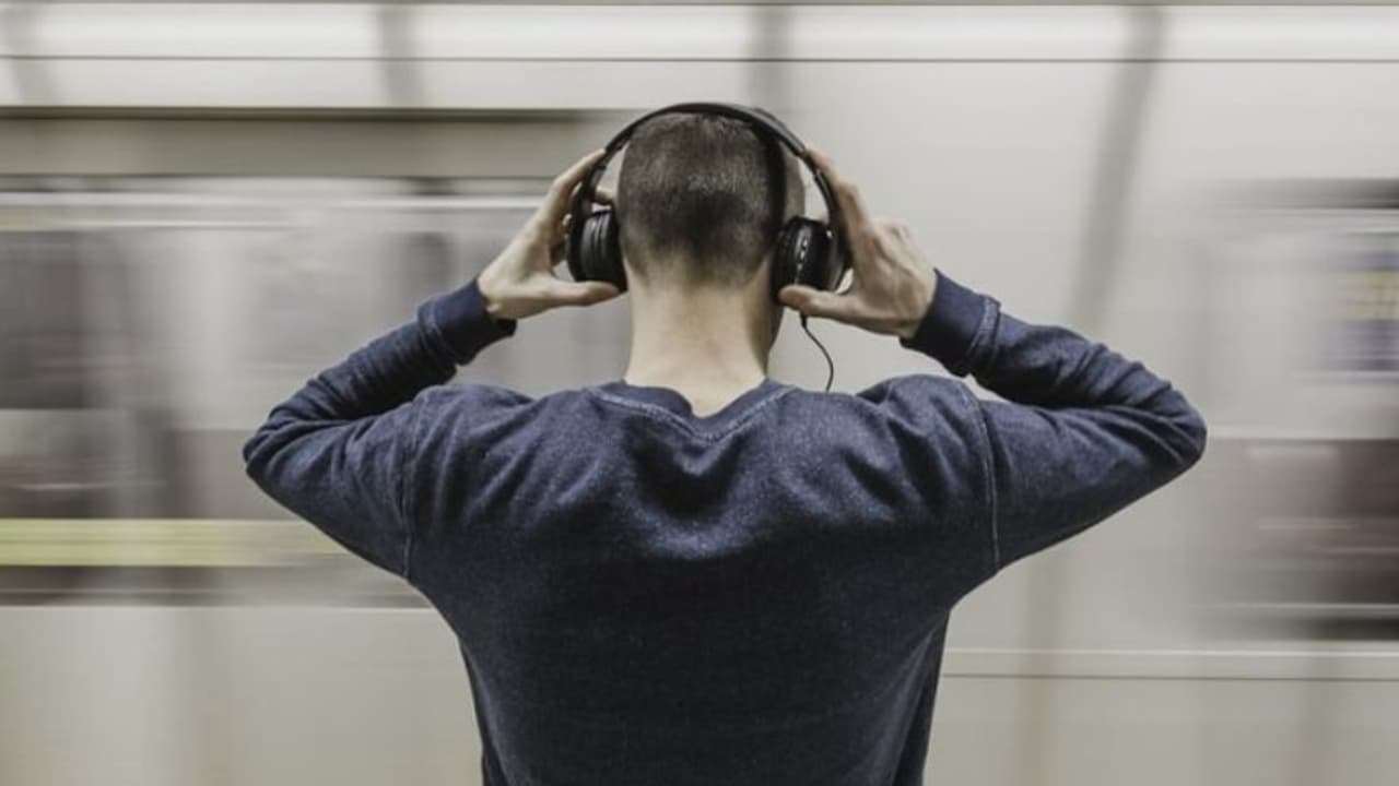 ഹെഡ്സെറ്റ് ഉപയോഗിക്കുമ്പോള് ശ്രദ്ധിക്കേണ്ടത്...; കേള്വിത്തകരാര് വരാതിരിക്കാൻ ചെയ്യാമിവ... ഹെഡ്സെറ്റ് ഉപയോഗിക്കുമ്പോള് ശ്രദ്ധിക്കേണ്ടത്...; കേള്വിത്തകരാര് വരാതിരിക്കാൻ ചെയ്യാമിവ...