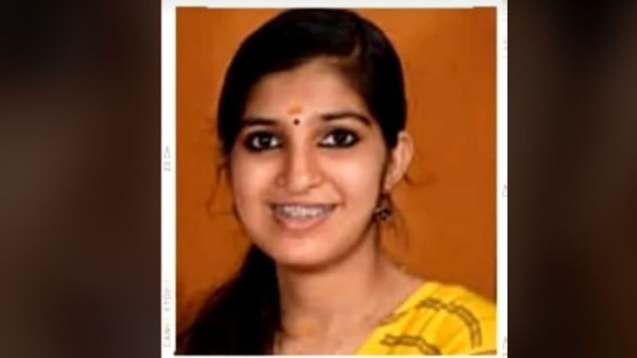 അടുപ്പിൽനിന്ന് അബദ്ധത്തിൽ വസ്ത്രത്തിന് തീപിടിച്ചു; ചികിത്സയിലായിരുന്ന യുവതി മരിച്ചു