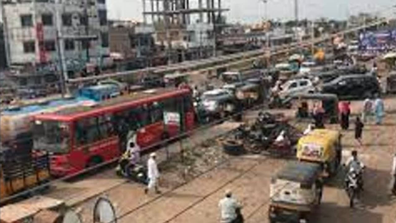 Traffic Jam: ಅಡ್ಡಾದಿಡ್ಡಿ ಟ್ರಾಫಿಕ್ಗೆ ಕಲಬುರಗಿ ಪೊಲೀಸ್ ಮೂಗುದಾರ Traffic Jam: ಅಡ್ಡಾದಿಡ್ಡಿ ಟ್ರಾಫಿಕ್ಗೆ ಕಲಬುರಗಿ ಪೊಲೀಸ್ ಮೂಗುದಾರ