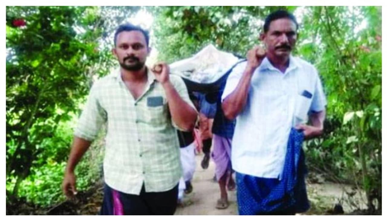 ഒന്നരമീറ്റർ വീഴിയുള്ള വഴി, ഒന്നര കിലോമീറ്റർ മൃതദേഹം സ്ട്രെച്ചറിൽ കിടത്തി വീട്ടിലെത്തിച്ചു ഒന്നരമീറ്റർ വീഴിയുള്ള വഴി, ഒന്നര കിലോമീറ്റർ മൃതദേഹം സ്ട്രെച്ചറിൽ കിടത്തി വീട്ടിലെത്തിച്ചു