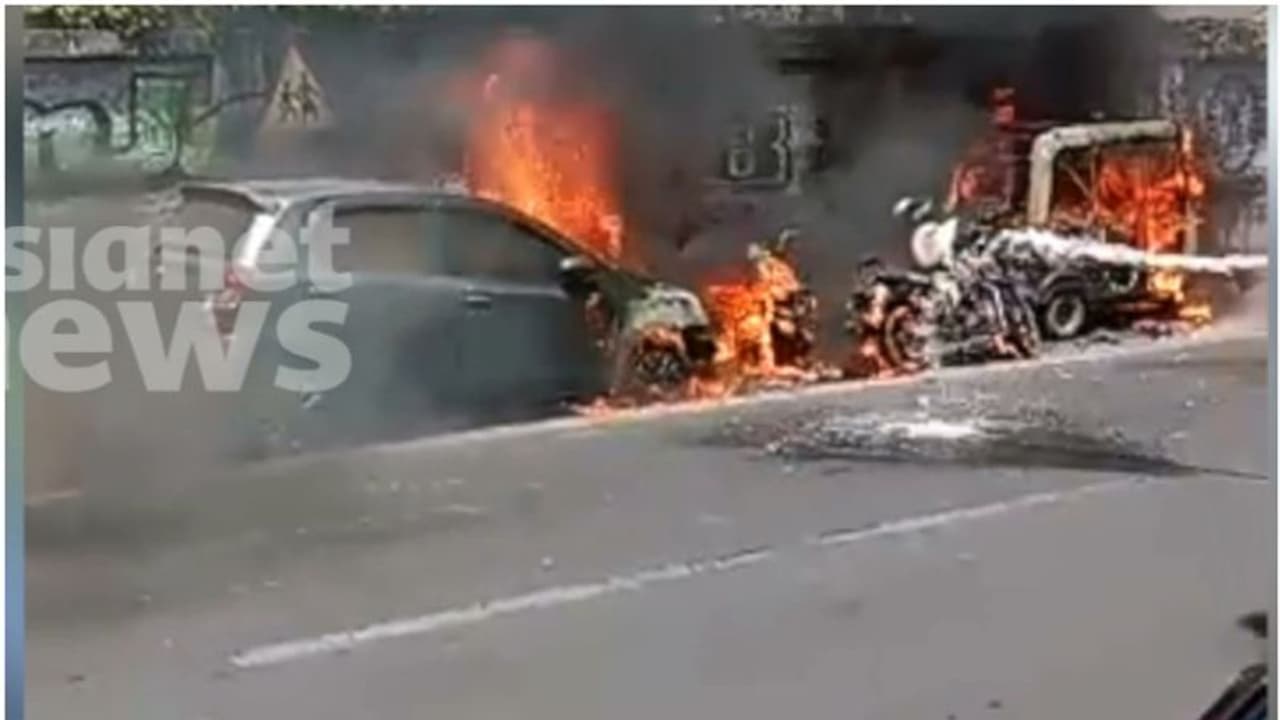 ബൈക്കിൽ നിന്നും തീ പടര്ന്നു, കൊല്ലത്ത് കാറും ഓട്ടോയുമടക്കം അഞ്ച് വാഹനങ്ങള് കത്തി നശിച്ചു ബൈക്കിൽ നിന്നും തീ പടര്ന്നു, കൊല്ലത്ത് കാറും ഓട്ടോയുമടക്കം അഞ്ച് വാഹനങ്ങള് കത്തി നശിച്ചു