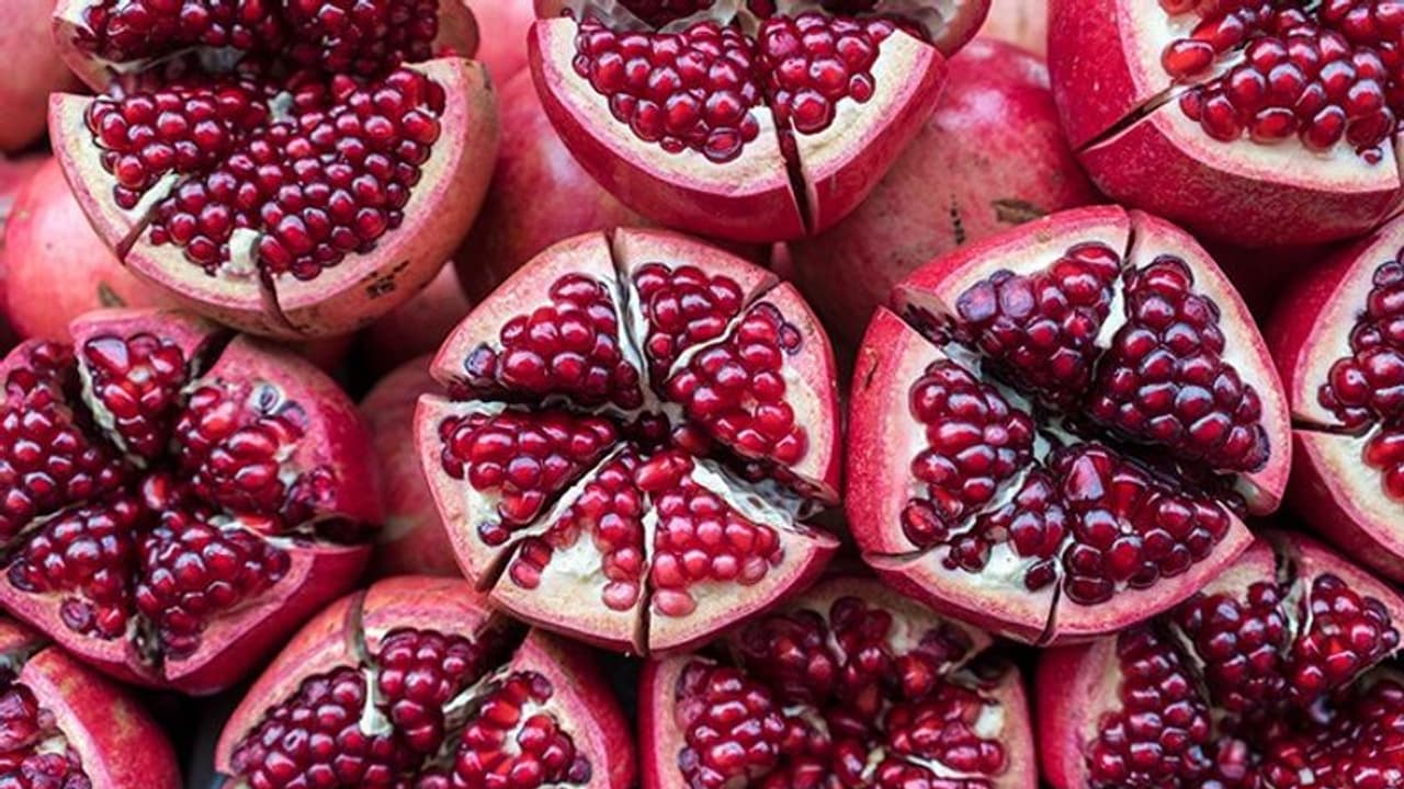 പതിവായി ഓരോ മാതളനാരങ്ങ വീതം കഴിക്കൂ; അറിയാം ഗുണങ്ങള് പതിവായി ഓരോ മാതളനാരങ്ങ വീതം കഴിക്കൂ; അറിയാം ഗുണങ്ങള്