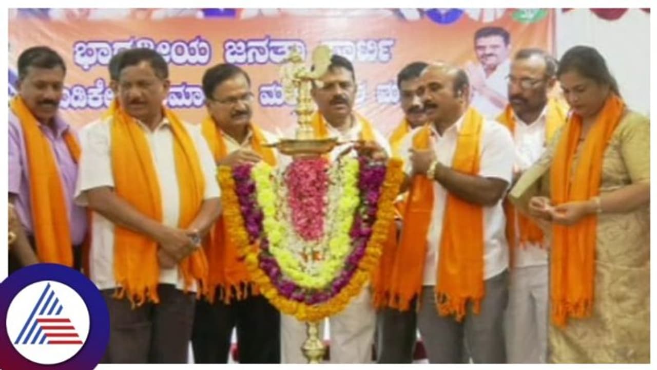 ಕುಲದೇವಿ ಕಾವೇರಿಗೆ ಅಪಮಾನಿಸಿದ ಕುಟುಂಬಸ್ಥರಿಗೆ ಮತ ಹಾಕ್ತೀರಾ: ಅಪ್ಪಚ್ಚು ರಂಜನ್ ಪ್ರಶ್ನೆ ಕುಲದೇವಿ ಕಾವೇರಿಗೆ ಅಪಮಾನಿಸಿದ ಕುಟುಂಬಸ್ಥರಿಗೆ ಮತ ಹಾಕ್ತೀರಾ: ಅಪ್ಪಚ್ಚು ರಂಜನ್ ಪ್ರಶ್ನೆ