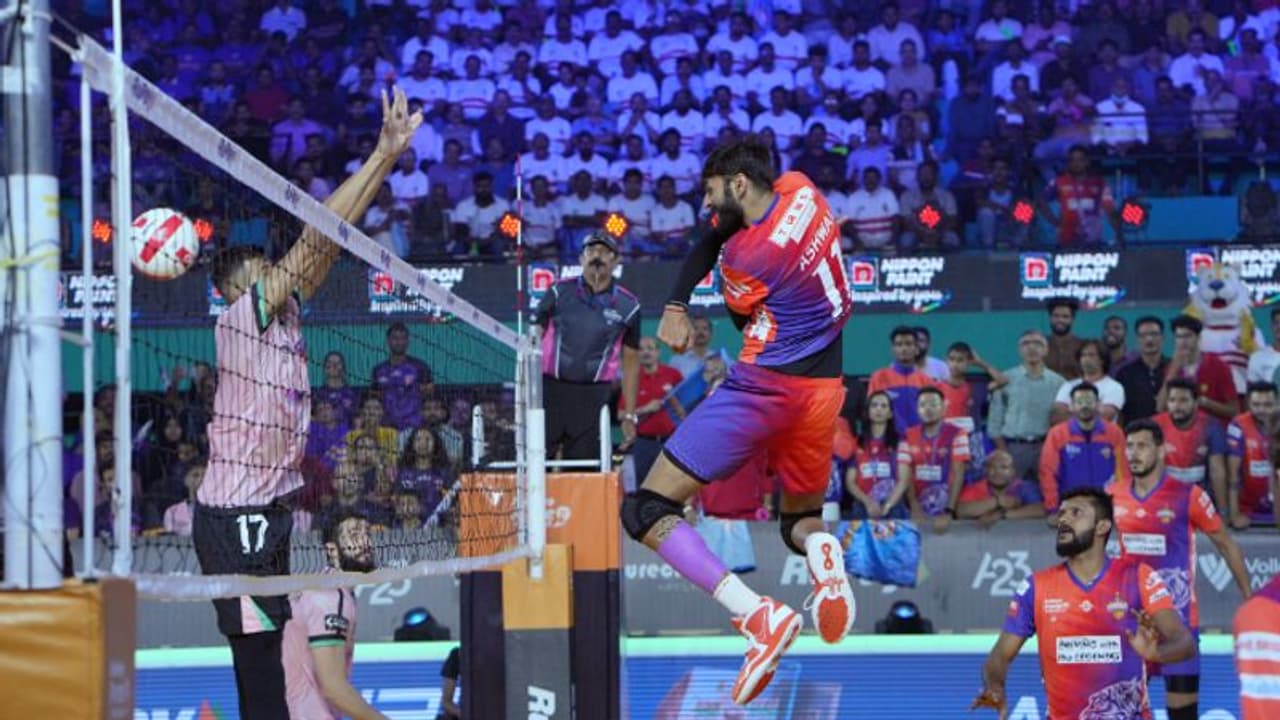 പ്രൈം വോളിബോള്: ചാമ്പ്യന്മാര് വീണു, ബെംഗളൂരു ടോര്പ്പിഡോസ് ഫൈനലില് പ്രൈം വോളിബോള്: ചാമ്പ്യന്മാര് വീണു, ബെംഗളൂരു ടോര്പ്പിഡോസ് ഫൈനലില്