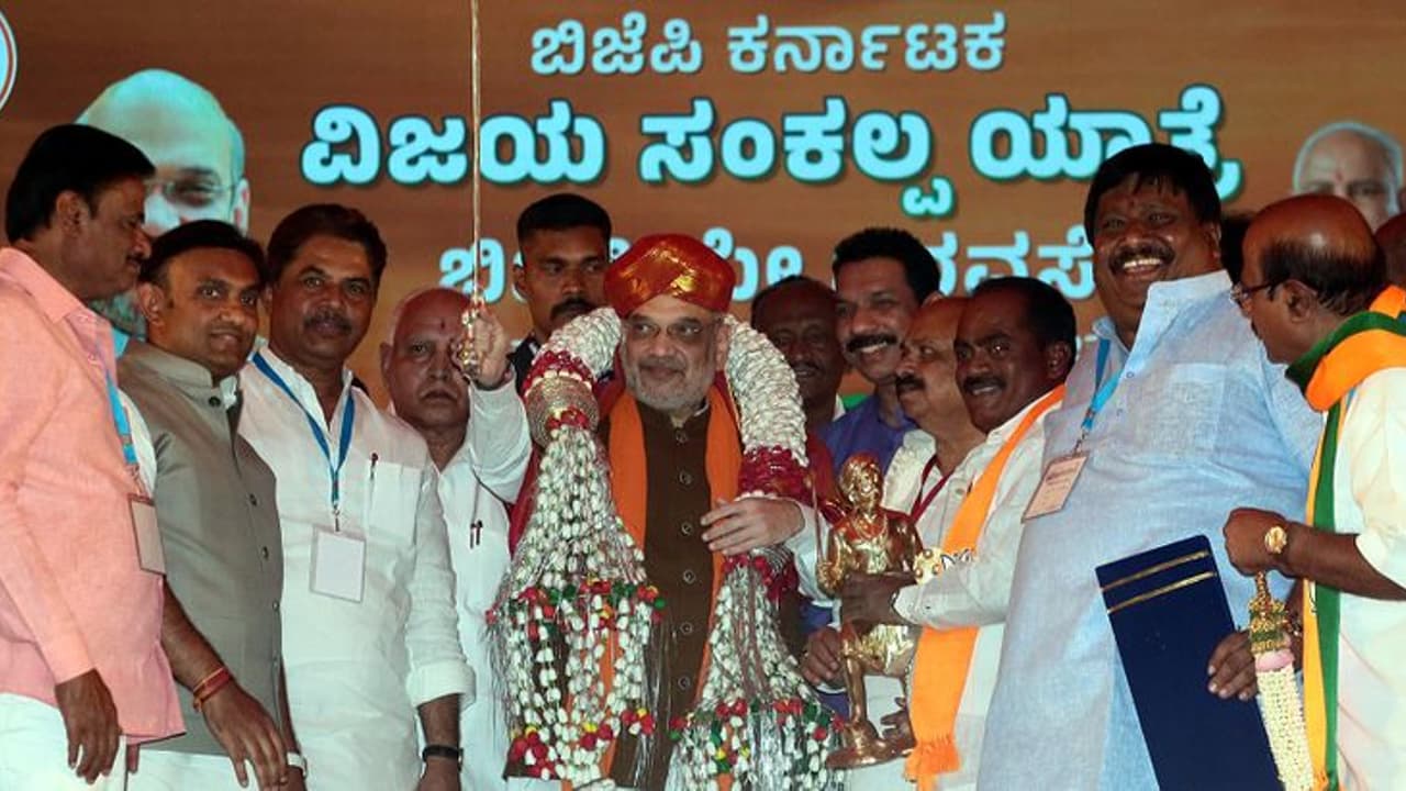 ಜೆಡಿಎಸ್ ಕುಟುಂಬ ರಾಜಕಾರಣಕ್ಕೆ ಕೇಂದ್ರ ಗೃಹ ಸಚಿವ ಅಮಿತ್ ಶಾ ಕಿಡಿ ಜೆಡಿಎಸ್ ಕುಟುಂಬ ರಾಜಕಾರಣಕ್ಕೆ ಕೇಂದ್ರ ಗೃಹ ಸಚಿವ ಅಮಿತ್ ಶಾ ಕಿಡಿ