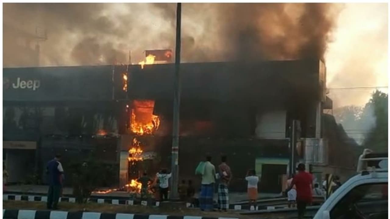 തൃശ്ശൂരില്‍ കാര്‍ ഷോറൂമില്‍ വൻ തീപിടുത്തം; മൂന്ന് കാറുകള്‍ കത്തിനശിച്ചു