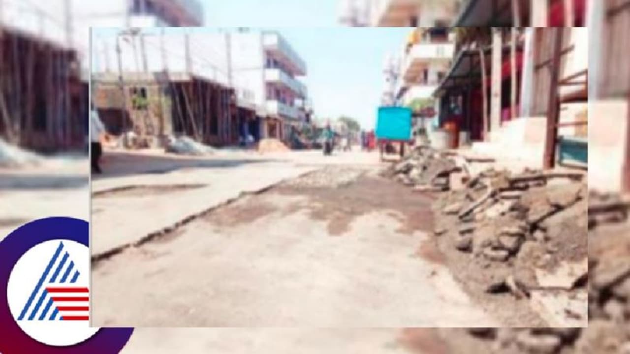 Koppal News: ಕನಕಾಚಲಪತಿ ರಥಬೀದಿಗೆ ತಪ್ಪದ ಡಾಂಬರು ತೇಪೆ Koppal News: ಕನಕಾಚಲಪತಿ ರಥಬೀದಿಗೆ ತಪ್ಪದ ಡಾಂಬರು ತೇಪೆ