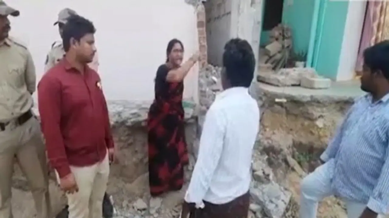 ఇళ్ల కూల్చివేత.. రామాలయంలోకి వెళ్లి తాళం వేసుకున్న జనసేన నేతలు, ఇప్పటంలో హైటెన్షన్ ఇళ్ల కూల్చివేత.. రామాలయంలోకి వెళ్లి తాళం వేసుకున్న జనసేన నేతలు, ఇప్పటంలో హైటెన్షన్