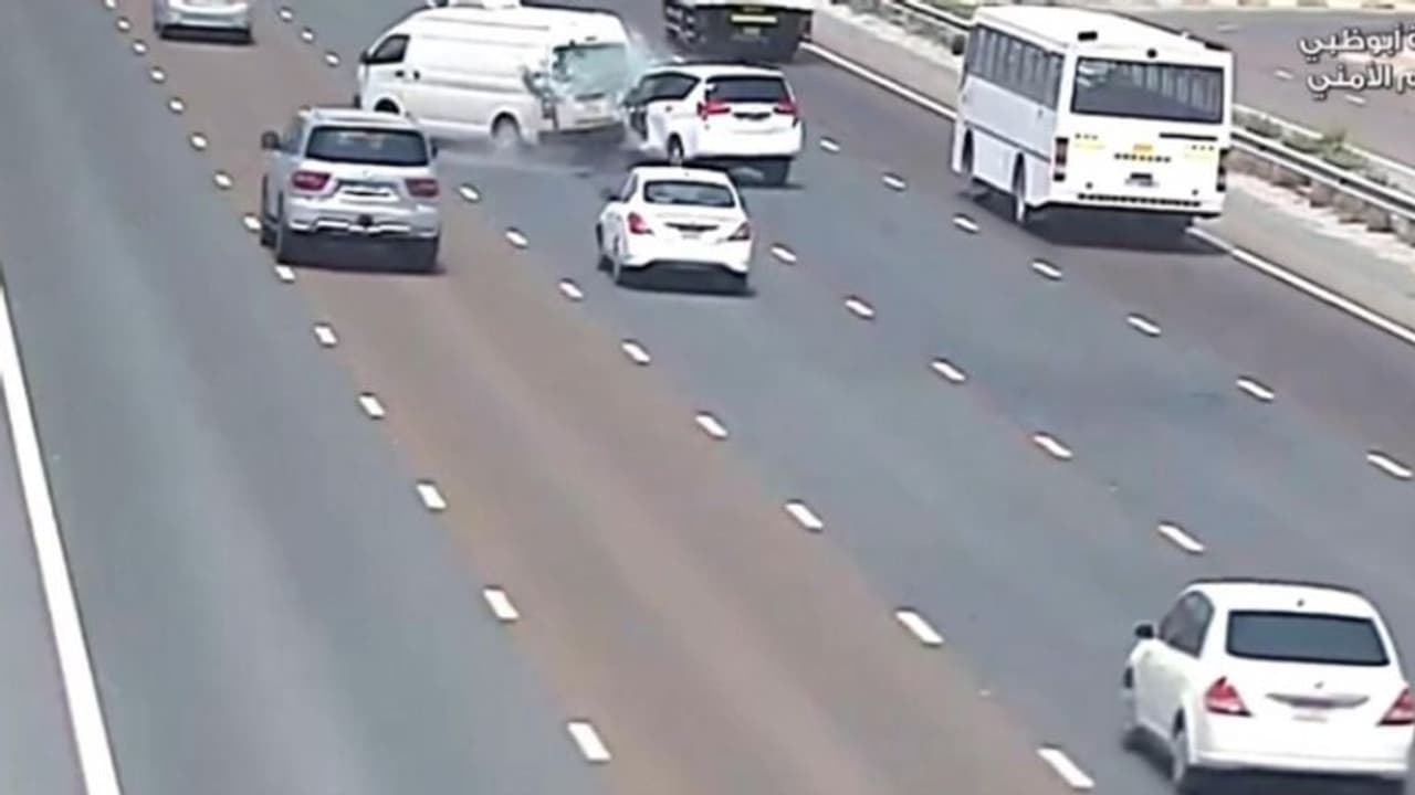 ഊരിപ്പോയ വീല്കവര് എടുക്കാന് വാഹനം നടുറോഡില് നിര്ത്തി; ഡ്രൈവറുടെ അശ്രദ്ധ കാരണമുണ്ടായത് വന് അപകടം ഊരിപ്പോയ വീല്കവര് എടുക്കാന് വാഹനം നടുറോഡില് നിര്ത്തി; ഡ്രൈവറുടെ അശ്രദ്ധ കാരണമുണ്ടായത് വന് അപകടം