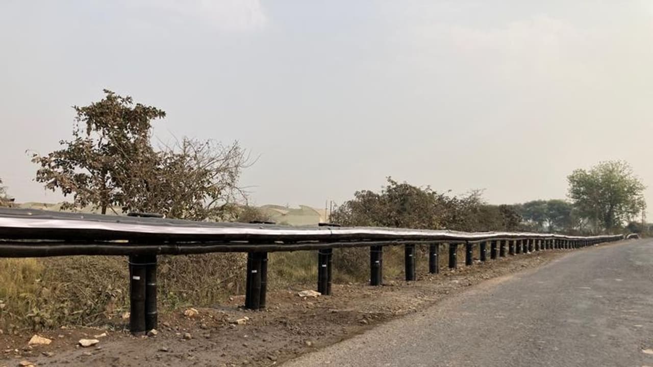 మహారాష్ట్ర హైవేపై వెదురు క్రాష్ బారియర్ ఏర్పాటు.. ప్రపంచంలోనే మొదటిదని ప్రకటించిన నితిన్ గడ్కరీ మహారాష్ట్ర హైవేపై వెదురు క్రాష్ బారియర్ ఏర్పాటు.. ప్రపంచంలోనే మొదటిదని ప్రకటించిన నితిన్ గడ్కరీ