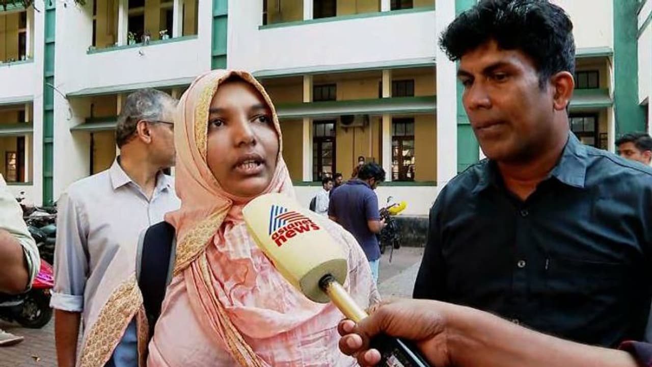 വയറ്റിൽ കത്രിക കണ്ടെത്തിയ സംഭവം; സമരം അവസാനിപ്പിച്ച് ഹർഷിന, നടപടി ഉറപ്പുനൽകി ആരോഗ്യമന്ത്രി വയറ്റിൽ കത്രിക കണ്ടെത്തിയ സംഭവം; സമരം അവസാനിപ്പിച്ച് ഹർഷിന, നടപടി ഉറപ്പുനൽകി ആരോഗ്യമന്ത്രി