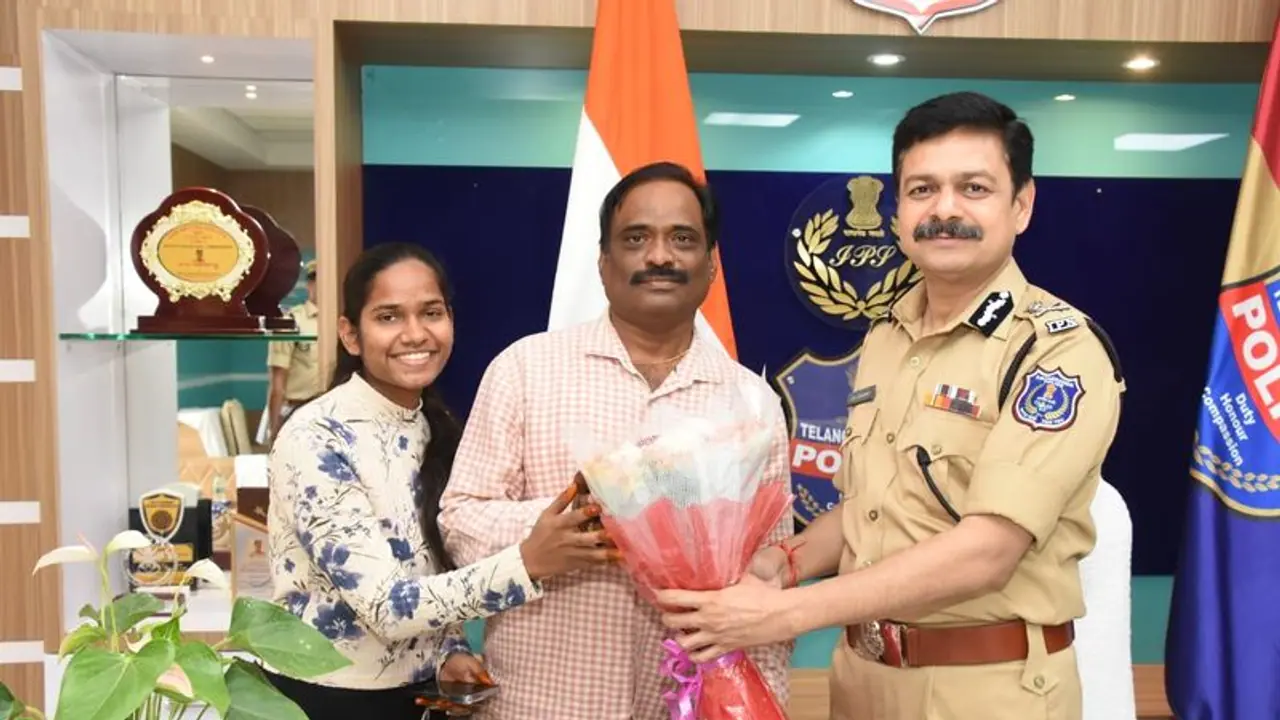 బొమ్మల రామారం పోలీసు స్టేషన్పై 1999లో నక్సలైట్ల దాడి.. ప్రాణాలకు తెగించి పోరాడిన సెంట్రీకి సీపీ అభినందనలు బొమ్మల రామారం పోలీసు స్టేషన్పై 1999లో నక్సలైట్ల దాడి.. ప్రాణాలకు తెగించి పోరాడిన సెంట్రీకి సీపీ అభినందనలు